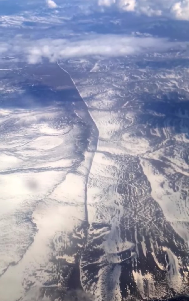 Загадочное строение в горах Якутии удалось заснять с борта самолета
