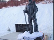 Памятник Анатолию Закопырину установили в Братске