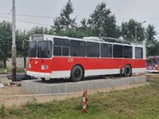 В Чите установили памятник троллейбусу