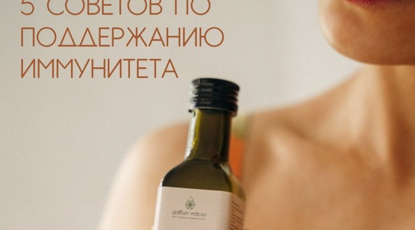 Девушка держит бутылку с растительным маслом