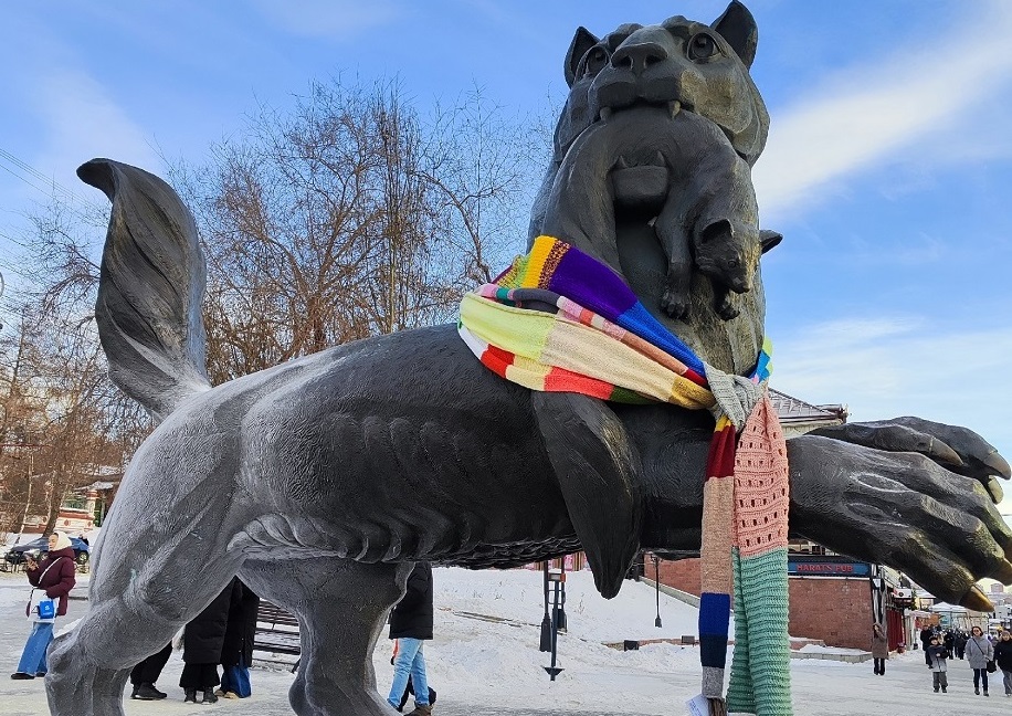 Скульптура бабра с повязанным шарфом