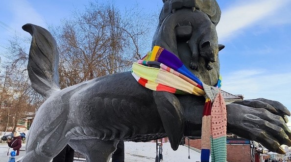 Скульптура бабра с повязанным шарфом