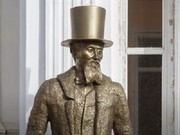 Скульптура Михаила Бутина установлена при входе в Нерчинский музей
