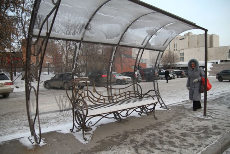 В иркутске на остановке. Музыкальный театр Иркутск остановка. Кованые остановки автобусные. Автобусная остановка кованная. Остановка музыкальная.