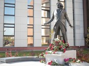 Памятник Дмитрию Хворостовскому открыли в Красноярске