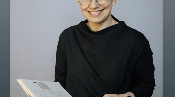 бр