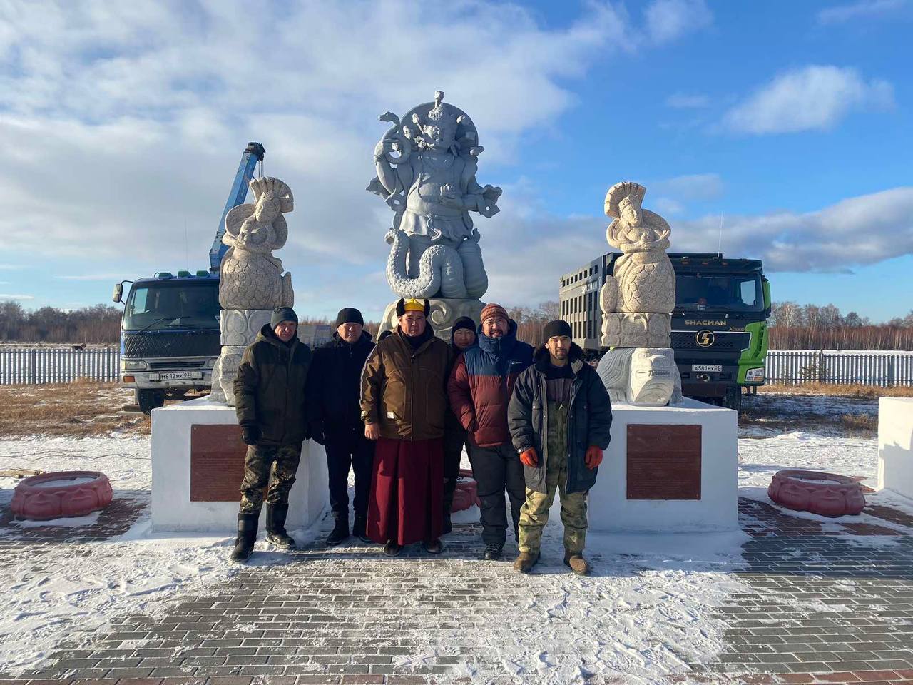 На территории Байкальского дацана установили скульптуру Лусууд Хана