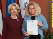 Учредитель фонда Тихомировых награждена почетной грамотой Сейма Латвии