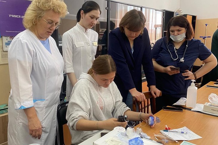 В Иркутске подросткам с диабетом установили инсулиновые помпы с искусственным интеллектом