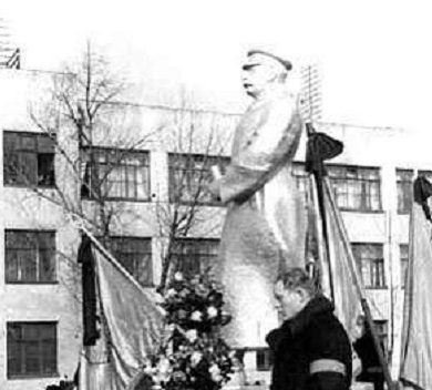 памятник сталину иркутск