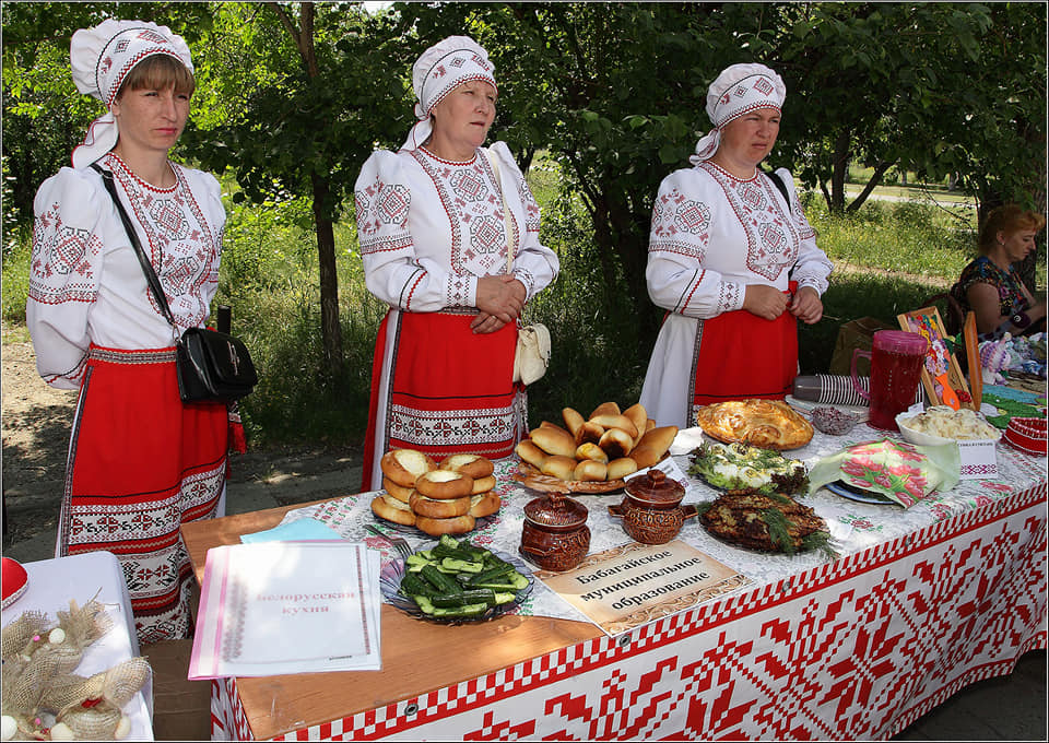 12 мая праздник рб. Праздники в Белоруссии. Бульбаши белорусы. Бульбаш праздник картофеля в Белоруссии. Празднование дня Сибири картинки.