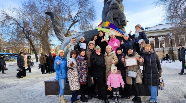 Скульптура бабра с повязанным шарфом