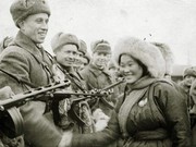 Монгольская девушка в лисьей шапке награждена медалью 75-летия Победы