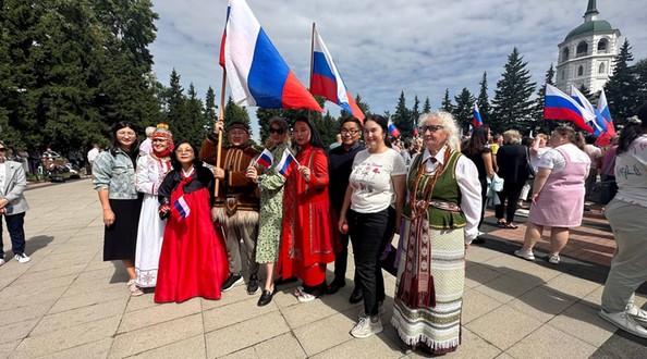 В Иркутске состоялся митинг-концерт в честь Дня государственного флага России