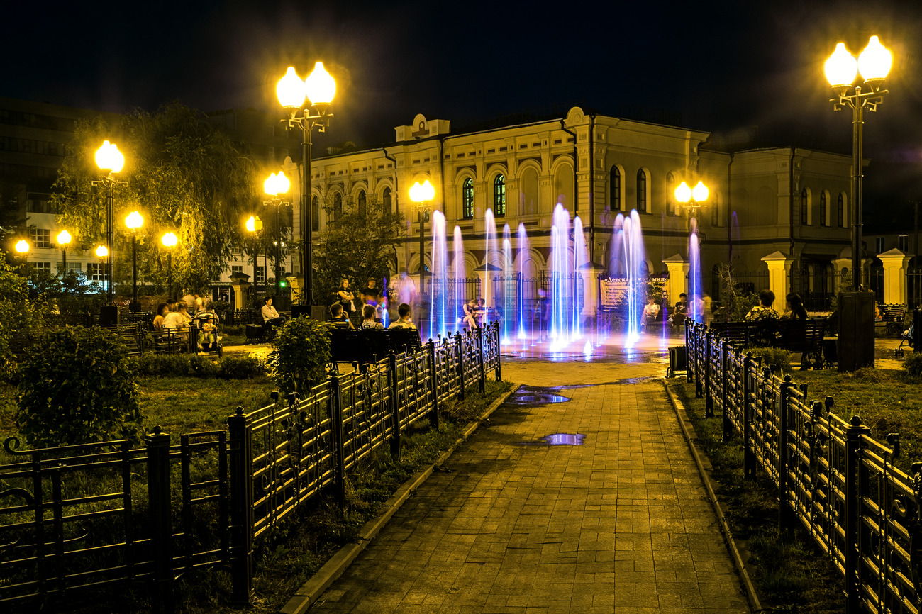 Иркутск ночью сквер