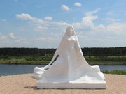 В Новомальтинске поставили скульптуру девушки, выходящей из воды